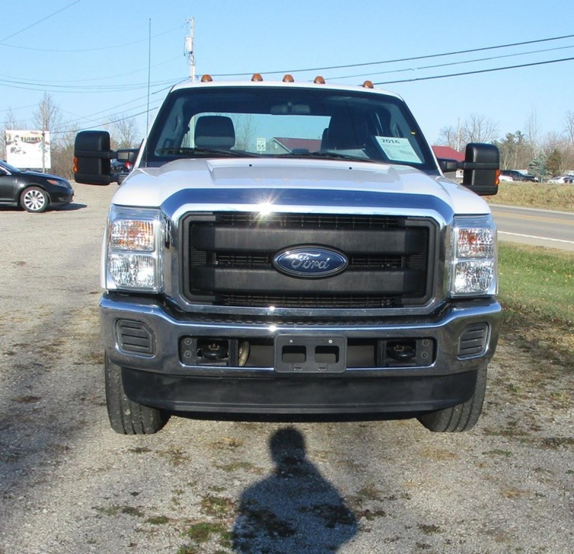 2016 White /Gray Ford F-250 SD (1FT7W2B60GE) with an 6.2 V8 engine, Auto transmission, located at 1725 US-68 N, Bellefontaine, OH, 43311, (937) 592-5466, 40.387783, -83.752388 - Photo#4